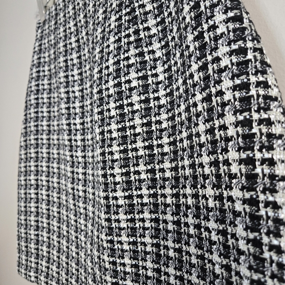 Chic Black and White Tweed Skirt - Picture 8 of 10